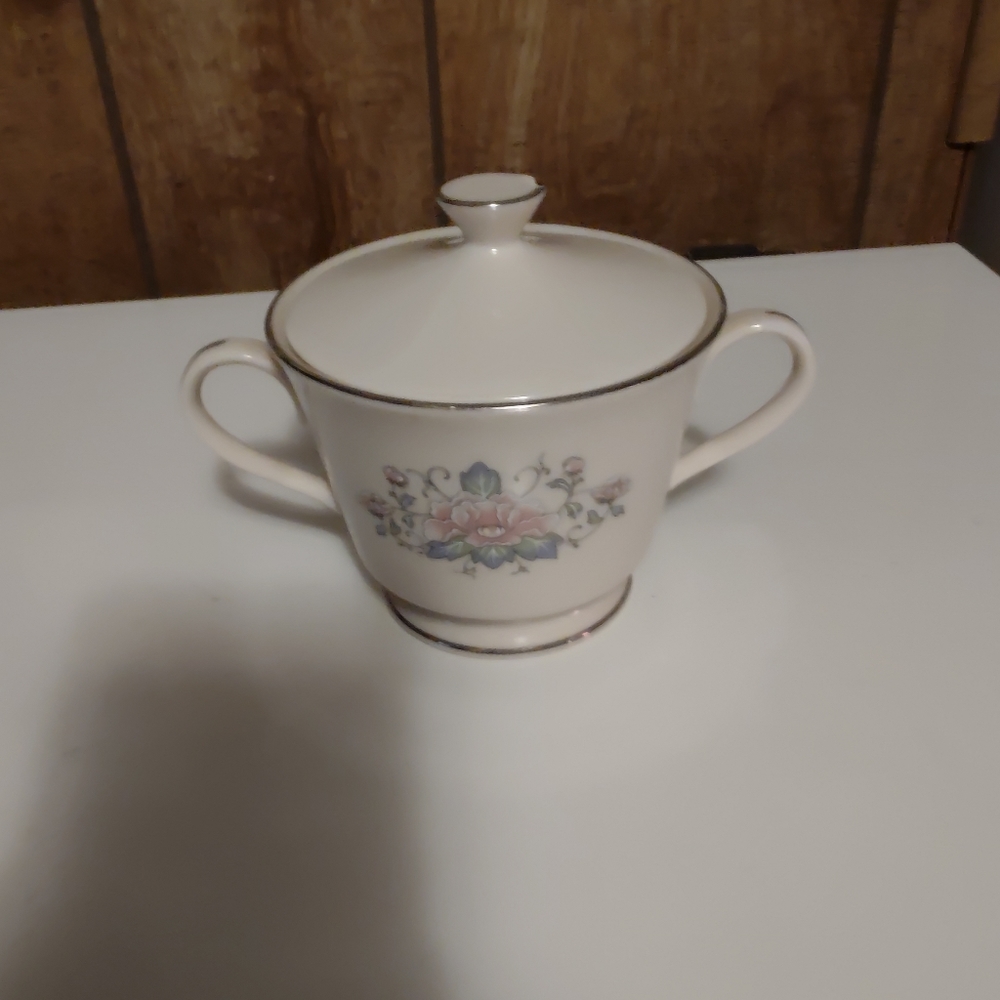 VINTAGE LENOX COSMOPOLITAN COLLECTION CHARLESTON HANDLED SUGAR BOWL WITH LID.